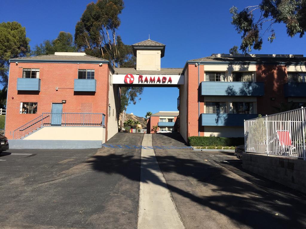 波威温德姆华美达酒店 外观 照片