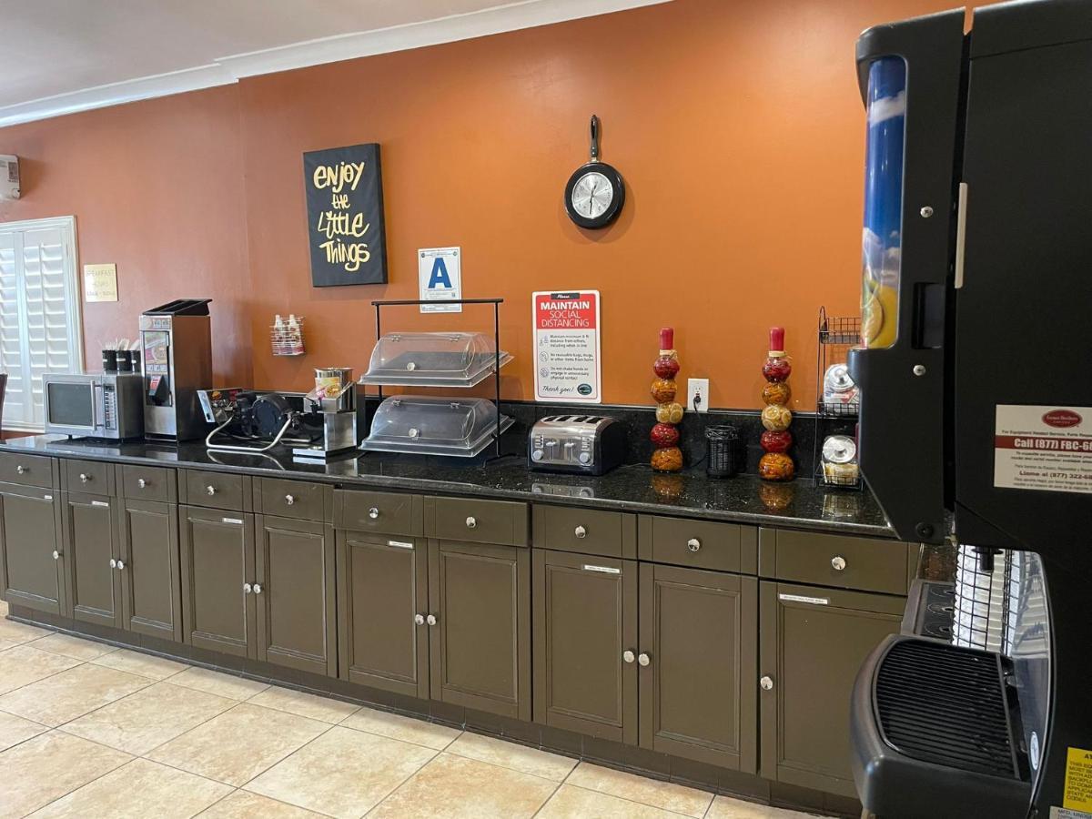波威温德姆华美达酒店 外观 照片